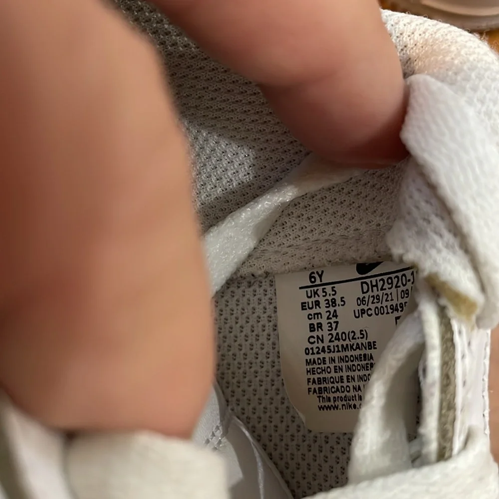 Nike Air Force 1 LE Sneakers/Tennis Shoes. Size 6Y. Excellent Condition.